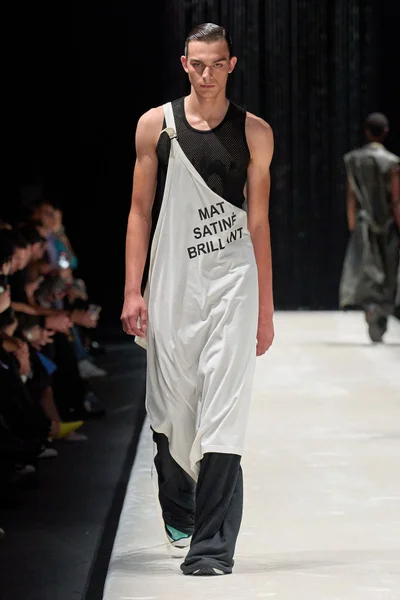 Look 16